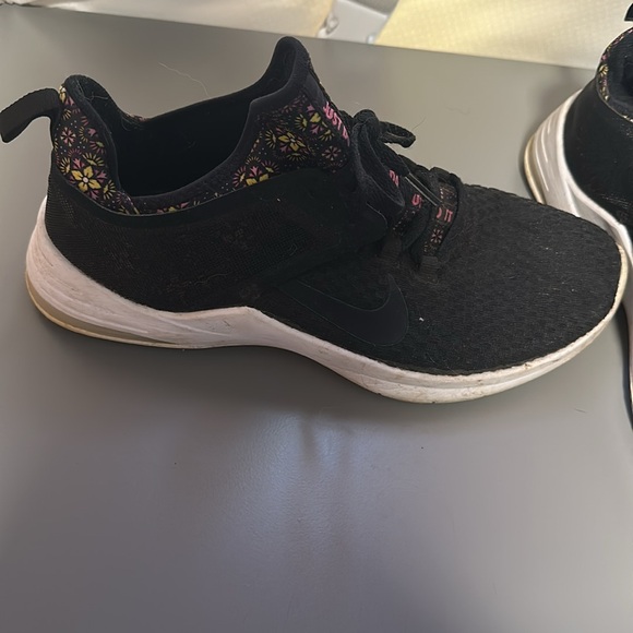 Nike women’s sneaker size 9 - Picture 2 of 3